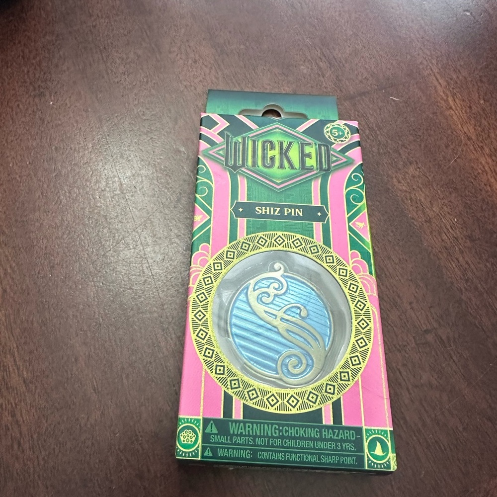 NIB Universal Studios Wicked Glenda Elphaba Movie SHIZ University Pin